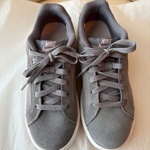 Nike Women's Court Royale Suede Tennis Shoe Gunsmoke Grey  - Size 6